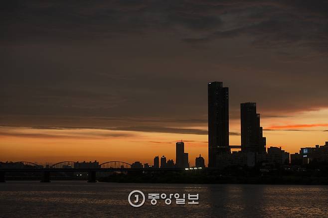 29일 서울 잠수교에서 바라본 서쪽 하늘.