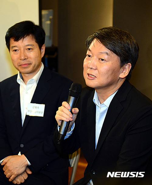 【부산=뉴시스】 하경민 기자= 국민의당 안철수 전 대표가 30일 오후 부산 부산진구 신세계문화나눔터에서 부산·울산·경남지역 지역위원장들과 간담회를 갖고 있다. 2016.08.30. yulnetphoto@newsis.com