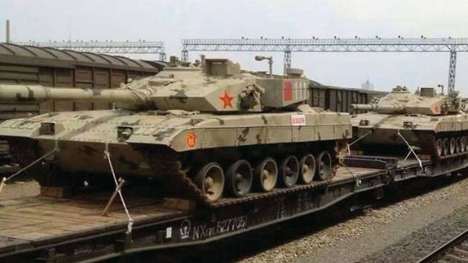 탱크 바이애슬론에서 스타일을 구긴 중국의 탱크 96식B가 올 7월 고산지대 테스트를 위해 기차에 실려 이동하고 있다. [사진 CJDBY]