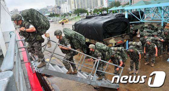 국가 신속기동부대인 해병대 대원들이 완전무장으로 울릉도 복구 작업을 위해 포항여객선터미널에서 정기여겍선인 썬플라워호에 탑승하고 있다..2016.9.2/뉴스1 © News1 최창호 기자