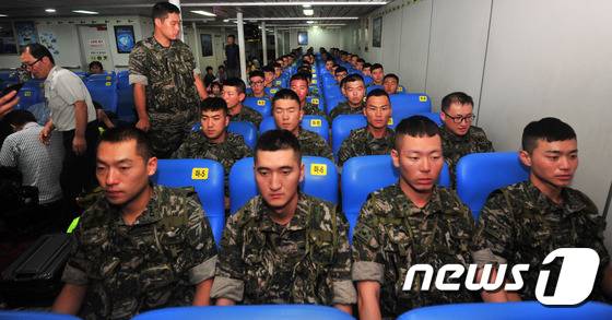 국가 신속기동부대인 해병대가 2일 500mm가 넘는 폭우로 산사태 등 침수피해가 발생한 울릉도 복구 작업을 위해 포항여객선터미널에서 정기여객선편으로 긴급 투입되고 있다..2016.9.2/뉴스1 © News1 최창호 기자