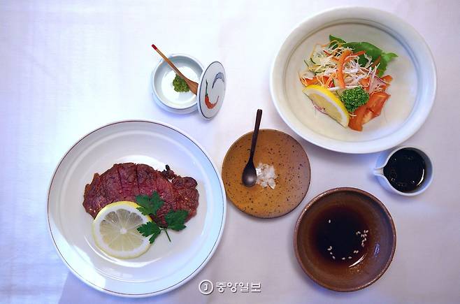 치쿠린테이 저녁 식사에 나온 음식 중에서 사가규 스테이크.