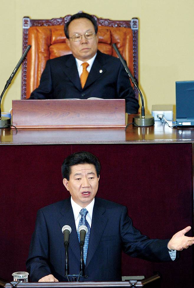 2003년 4월2일 국회 본회의에서 시정연설하는 노무현 대통령. 다수의 여당 의원까지 ‘반노’에 가담한 최악의 여소야대 상황 극복을 위해 추진한 신당 창당은 ‘옛 친정’ 새천년민주당의 무한 반발로 이어졌다.