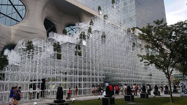 상하이 푸둥 신시가지의 히말라야센터 앞에 설치된 일본 건축가 소 후지모토의 신작인 상하이프로젝트 파빌리온. 높이 21m의 임시조형물로 모든 이들에게 열린 투명한 경계 공간으로 만들어졌다.