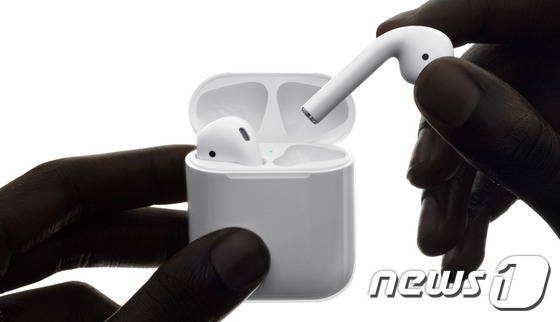 애플이 8일(한국시간) 미국 샌프란시스코에서 처음 공개한 무선 이어폰 '에어팟'. (사진=애플 홈페이지) © News1