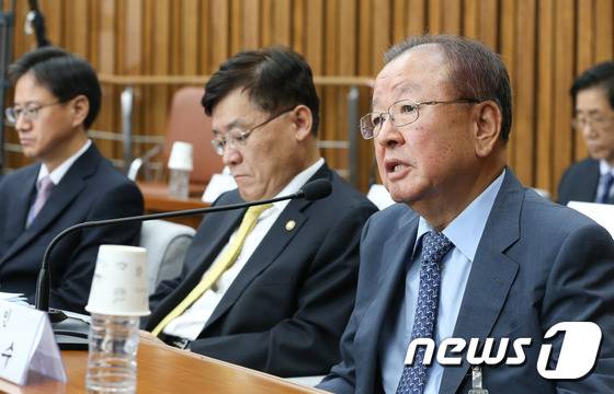 지난 9일 서울 여의도 국회에서 열린 서별관회의 청문회(조선해운업 구조조정 연석청문회)에 증인으로 출석한 강만수 전 산업은행 회장. /뉴스1 © News1 허경 기자