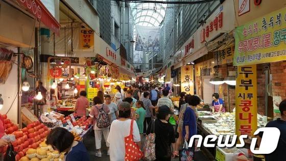 추석을 닷새 앞둔 10일 정오께 수원 못골시장에서 시민들이 장을 보고 있다. © News1 권혁민 기자