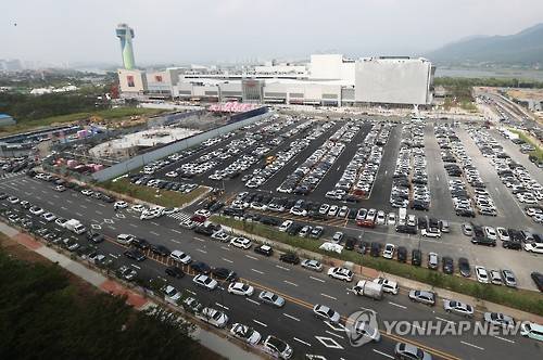 혼잡한 스타필드 하남 주변 도로 (하남=연합뉴스) 홍기원 기자 = 10일 오후 개관 후 첫 주말을 맞은 경기도 하남시 쇼핑테마파크 스타필드 하남 주변 도로가 혼잡한 모습을 보이고 있다. 2016.9.10 xanadu@yna.co.kr
