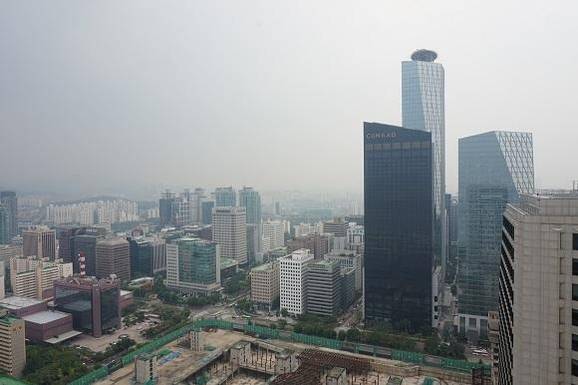 LG트윈타워 옥상에서 남쪽으로 본 전경. 콘래드호텔과 IFC 건물 등이 보인다. /우고운 기자