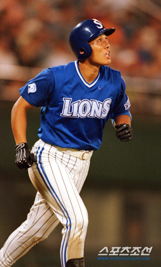 2000년 7월 30일   홈런 타구를 날리고 있는 이승엽.