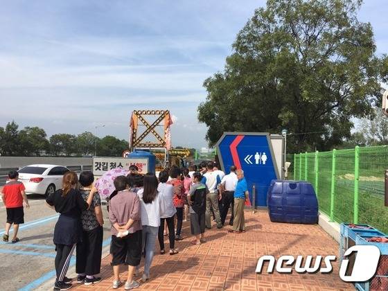 중부고속도로에 있는 한 졸음쉼터의 추석 당일(15일) 오후 모습. 화장실을 이용하려는 여성의 줄이 남성의 줄보다 한 눈에 봐도 2배 이상 긴 모습이다. 2016.9.15/뉴스1 © News1