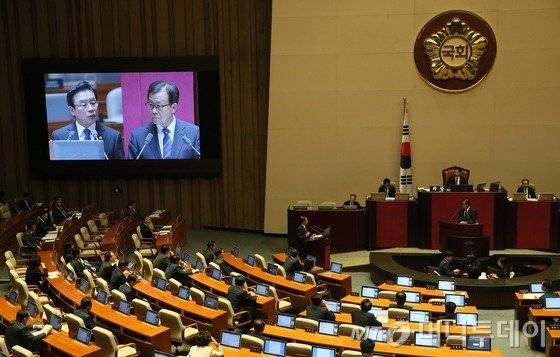 원혜영 더불어민주당 의원이 20일 서울 여의도 국회 본회의장에서 열린 정치분야 대정부질문에서 박인용 국민안전처 장관에게 질의를 하고 있다. 2016.9.20/뉴스1 <저작권자 © 뉴스1코리아, 무단전재 및 재배포 금지>