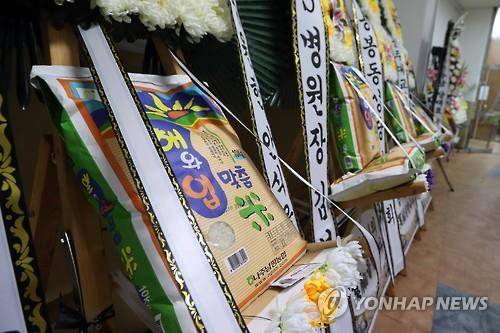 조화 대신 쌀 화환 놓인 故 조비오 신부의 빈소 입구.