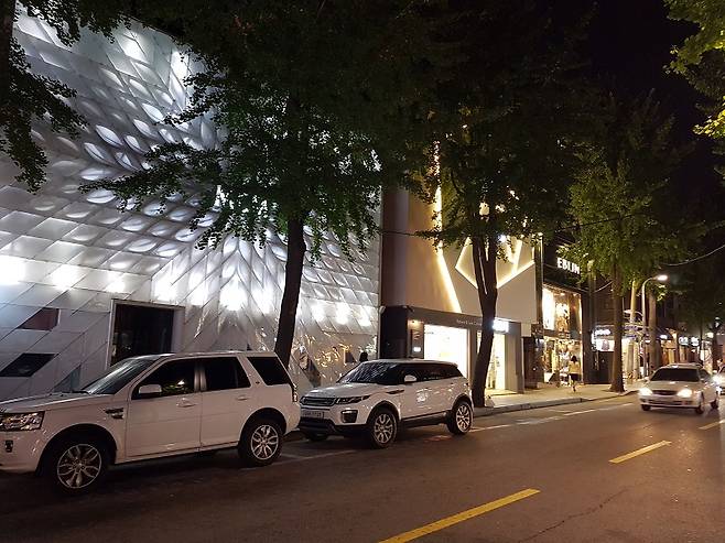 해당 토지 주변으로는 여러 매장들이 입점해 있다.