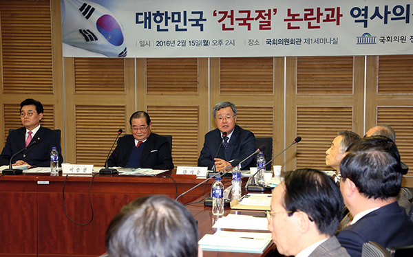 ⓒ연합뉴스 지난 2월15일 국회 의원회관에서 열린 건국절 관련 토론회에 참석한 이종찬 전 국정원장(왼쪽에서 두 번째).