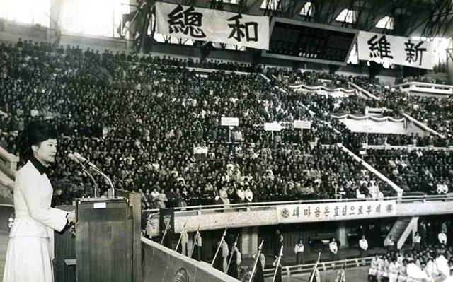 1977년 박정희 정권은 새마음갖기 국민운동을 시작했다. 국민의 심리를 흔들어 ‘반국가적 행동은 위험한 것’이라는 ‘느낌’을 조작하려던 것이다. 박정희 대통령의 딸 자격으로 당시 24살이던 박근혜씨가 궐기대회에서 격려사를 하고 있다. 한겨레