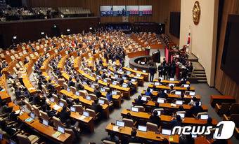 정세균 국회의장이 24일 국회 본회의장에서 열린 대정부 질의에서 김재수 농림축산식품부 장관 해임건의안 표결 처리를 위해 차수변경을 선언하자 새누리당 의원들이 항의를 하고 있다. 2016.9.25/뉴스1 © News1 손형주 기자