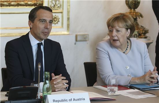▲앙겔라 메르켈 독일 총리(오른쪽)가 크리스티안 케른 오스트리아 총리와 24일(현지시간) 오스트리아 빈에서 난민 문제를 논의하고 있다. (AP = 연합뉴스)