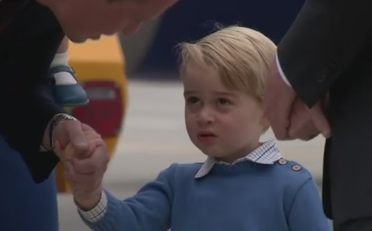 25일(현지시간) 캐나다 브리티시컬럼비아 빅토리아공항에 도착한 영국 조지 왕자. [사진 BBC캡쳐]