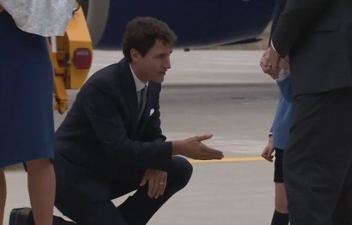 25일(현지시간) 캐나다 브리티시컬럼비아 빅토리아공항에서 쥐스탱 트뤼도(왼쪽) 캐나다 총리가 영국 조지 왕자(오른쪽 하늘색 옷)에게 악수를 건네고 있다. 하지만 조지 왕자는 응하지 않았다. [사진 BBC캡쳐]