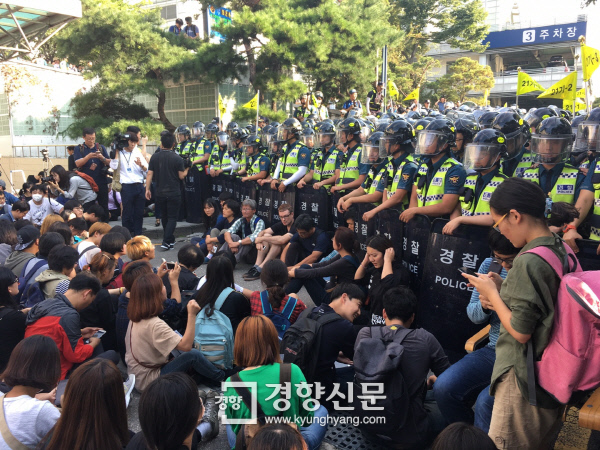 경찰과 시민들이 25일 오후 서울 종로구 서울대병원 장례식장 인근에서 대치하고 있다. 백경열 기자