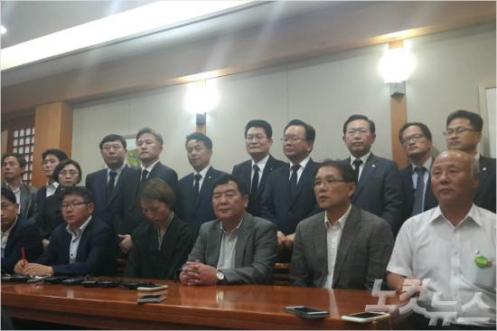 백 씨의 검시 결과를 발표하는 대책위와 국회의원들