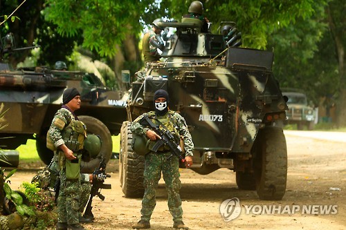 지난 5일 필리핀 이슬람 무장단체 아부 사야프의 본거지인 남부 홀로 섬에서 필리핀 정부군 병사들이 경계를 서고 있다. [AFP=연합뉴스자료사진]