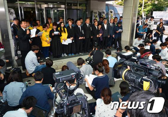 유가족과 고 백남기대책위원회 회원들이 26일 오후 서울 연건동 서울대병원 장례식장앞에서 '故 백남기 농민 상황 및 입장발표 기자회견'에 참석해 입장을 표명하고 있다. © News1 최현규 기자