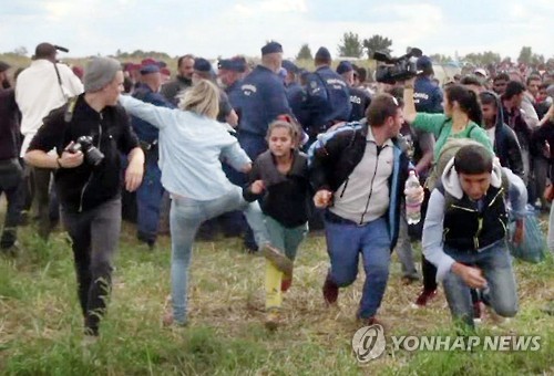 작년 9월 9일 헝가리 국경에서 난민 어린이에게 발길질을 해 파문을 일으킨 헝가리 방송국의 카메라 기자[AFP=연합뉴스 자료사진]