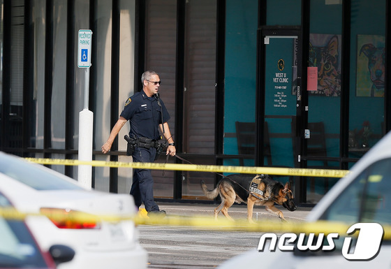 26일(현지시간) 총기난사 사건이 발생한 미국 텍사스주 휴스턴에서 경찰이 수사를 진행중이다. © AFP=뉴스1