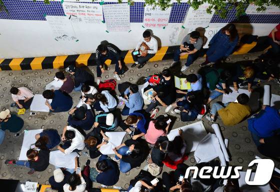 경찰의 물대포를 맞고 쓰러진 뒤 숨진 농민 고(故) 백남기씨(69)에 대한 부검영장이 발부된 28일 밤 서울 종로구 서울대병원 장례식장에서 백남기 대책위와 시민들이 경찰의 부검 집행을 저지하기 위해 영결식장 입구에서 농성을 벌이고 있다./뉴스1 © News1 구윤성 기자