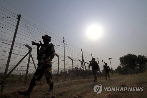 지난 5월 10일 인도 잠무-카슈미르 주 아르니아 지역에서 인도 국경수비대가 순찰하고 있다[EPA=연합뉴스 자료사진]