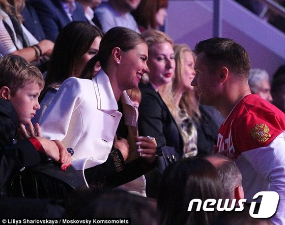 아들로 추정되는 두 아이와 함께 모스크바 메가스포츠 경기장을 찾은 카바예바가 환하게 웃고 있다. (러시아 모스코프스키 콤소몰레츠 캡처) © 뉴스1