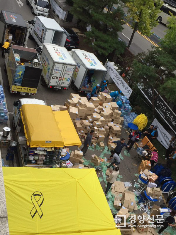 30일 백남기씨의 시신이 안치된 서울 연건동 서울대병원에 각지에서 보낸 후원 물품이 배송되고 있다. 백남기투쟁본부 제공
