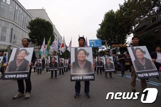 1일 서울 대학로에서 열린 백남기 농민 추모대회' 참석자들이 백남기씨의 사진을 들고 행진하고 있다. (출처: 백남기 투쟁본부 페이스북) © News1