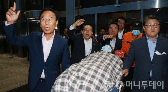 이정현 새누리당 대표가 2일 서울 여의도 국회에서 7일간의 단식을 종료하고 동료의원들의 보호를 받으며 구급차로 실려가고 있다. 이날 새누리당은 비공개 긴급 의원총회를 열고 오는 4일 국정감사에 복귀하기로 사실상 결정했다. 2016.10.2/뉴스1 <저작권자 © 뉴스1코리아, 무단전재 및 재배포 금지>