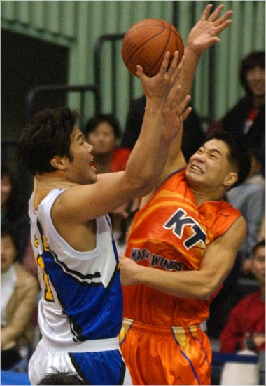 2004-05시즌 당시 KT 현주엽(오른쪽)이 삼성 서장훈의 레이업슛을 막는 모습.(자료사진=KBL)