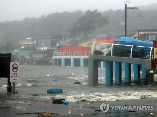 <태풍 차바> 도로로 범람한 바닷물 (울산=연합뉴스) 김용태 기자 = 5일 오전 제18호 태풍 '차바'의 영향으로 울산시 울주군 서생면 간절곶 인근 해안에 높은 파도가 치고 있다.
