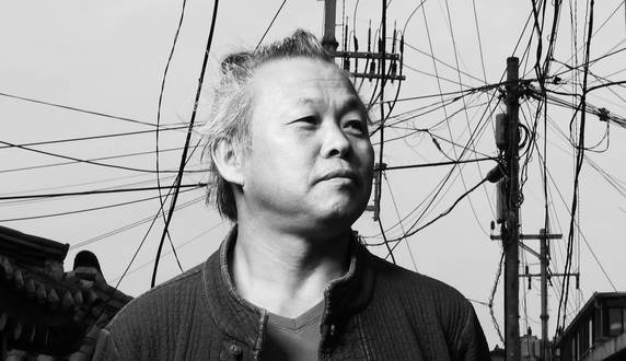 점점 더 유연해지는 김기덕 감독. 언젠가부터 반골 기질 가득한 뒷골목 아웃사이더 같은 외양에서 구도자적인 외양으로 변모했다.