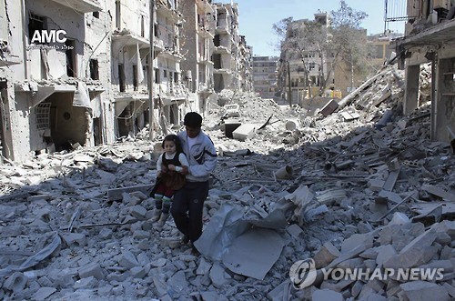 시리아 정부군의 공습으로 알레포의 무너진 건물에서 여자 아이를 안고 나오는 한 남성. 20154. 4. 21 [AP=연합뉴스 DB]
