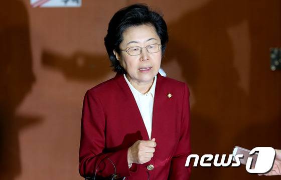 이은재 새누리당 의원이 9일 오전 서울 여의도 국회에서 기자회견을 열고 '입장을 밝히고 있다. 2016.10.9/뉴스1 © News1 손형주 기자