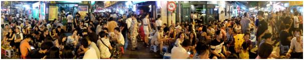 셔터문을 닫은 자리, 밤에 깨어나는 하노이의 노상 생맥주.
