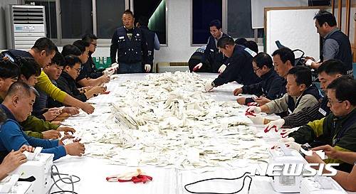 【울산=뉴시스】안정섭 기자 = 14일 현대자동차 노조가 2차 잠정합의안 수용 여부를 묻는 조합원 찬반투표를 실시한 가운데 이날 오후 10시부터 울산공장 노조사무실에서 개표작업이 진행되고 있다. 2016.10.14. yohan@newsis.com