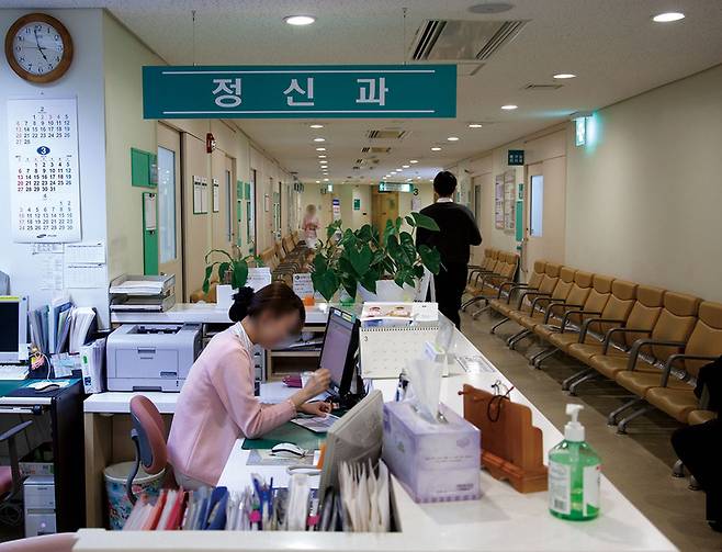 최근 계절성 우울증과 갱년기 우울증으로 정신과를 찾는 사람이 많다. 사진은 서울의 한 대학병원 정신과 모습. © 시사저널 이종현