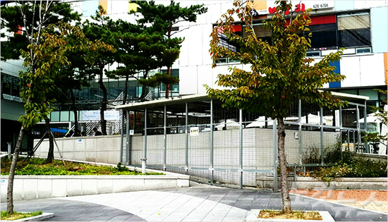 2016년 10월 11일 참사 후 철조망으로 둘러쌓여 사람들 접근이 차단된 판교 유스페이스 건물 환풍구(우) 모습. 사진 = 노컷뉴스