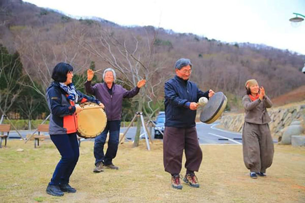 ⓒ민중총궐기 백남기씨가 주민들과 함께 춤을 추며 징을 치고 있는 모습(오른쪽에서 두 번째).