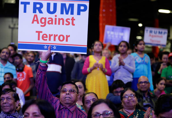트럼프 후보에 유세에 참석한 힌두교도가 손팻말을 들고 있다(사진=AP)