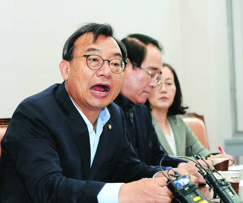이정현 새누리당 대표(왼쪽)가 16일 국회에서 열린 ‘송민순 회고록’ 관련 당내 진상조사 TF 보고 자리에서 대통령 비서실장이었던 문재인 전 더불어민주당 대표의 당시 발언에 대해 강도 높게 비난하고 있다. 김지훈 기자