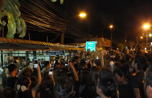 태국 코사무이에서 주민 수백명이 한 청년의 왕실 모독에 항의하며 소년의 부모가 운영하는 식당에 몰려가 항의하고 있다[사진출처 카오솟]