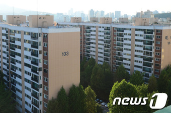 9일 부동산114 조사에 따르면 지난 7일 기준 강남 3구의 재건축 아파트값은 3.3㎡당 4천12만원으로 사상 처음으로 4천만원대에 진입했다. 이는 강남 3구 재건축 아파트값이 역대 최고치를 기록했던 2006년의 3천635만원에 비해서도 3.3㎡당 377만원이나 높은 것이다. 사진은 이날 서울 강남구 재건축 아파트 단지 모습. 2016.10.9/뉴스1